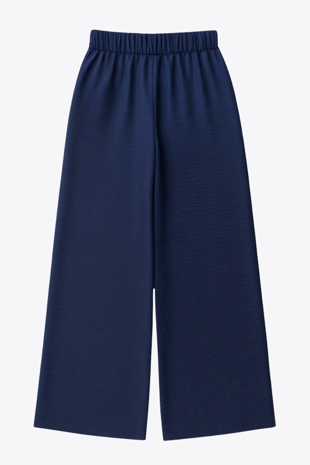 Pantalón fluido de fit wide leg, cintura alta con pretina elástica posterior, trabillas, pinzas frontales y bolsillos delanteros.