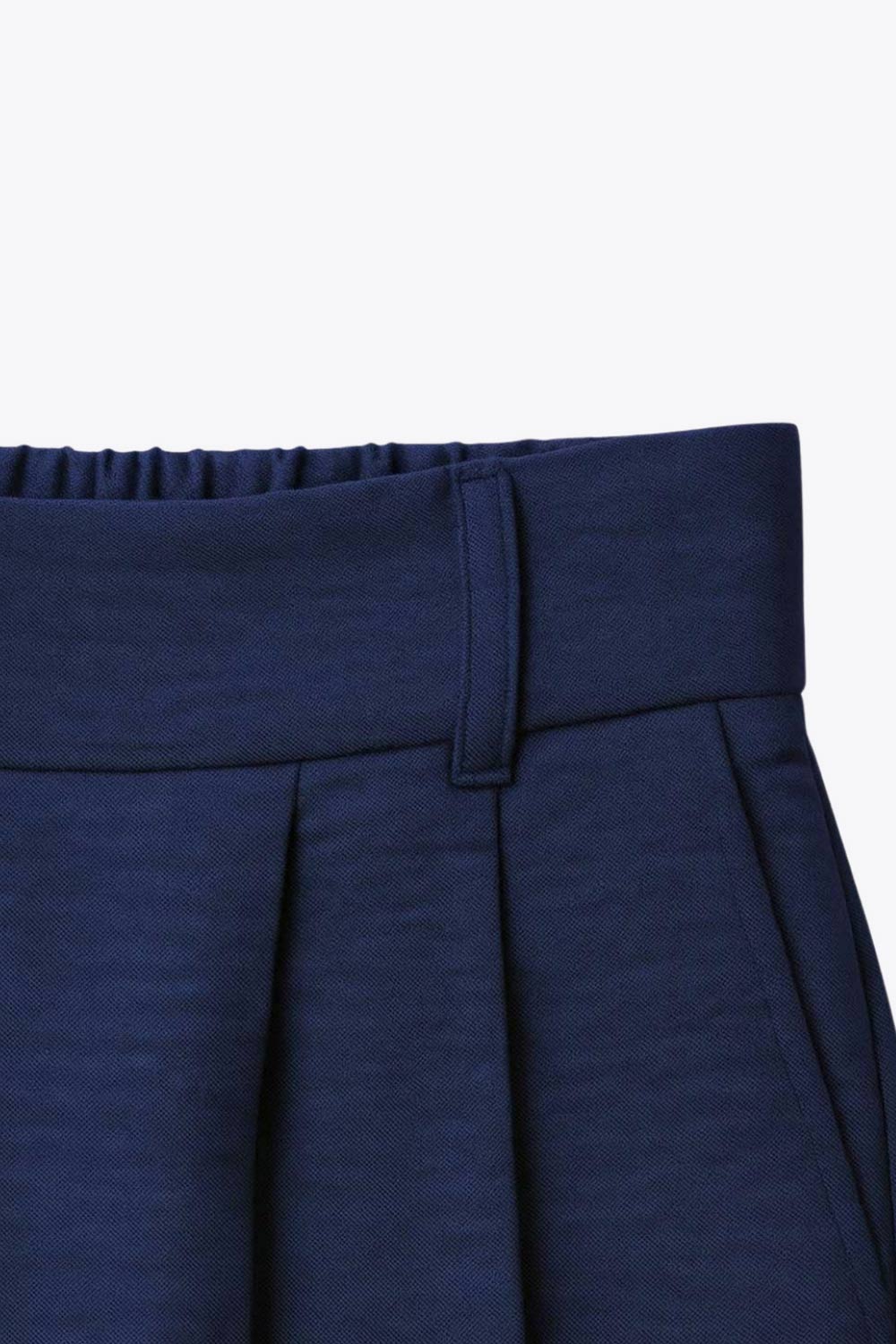 Pantalón fluido de fit wide leg, cintura alta con pretina elástica posterior, trabillas, pinzas frontales y bolsillos delanteros.