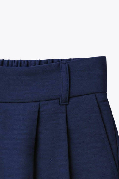 Pantalón fluido de fit wide leg, cintura alta con pretina elástica posterior, trabillas, pinzas frontales y bolsillos delanteros.