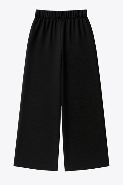 Pantalón fluido de fit wide leg, cintura alta con pretina elástica posterior, trabillas, pinzas frontales y bolsillos delanteros.