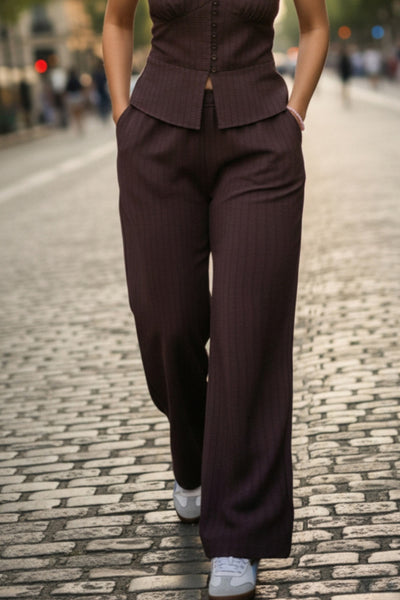 Pantalón de fit fluido, cintura alta con pretina elástica, bolsillos delanteros y detalle de textura en tejido.