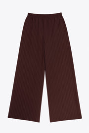 Pantalón de fit fluido, cintura alta con pretina elástica, bolsillos delanteros y detalle de textura en tejido.