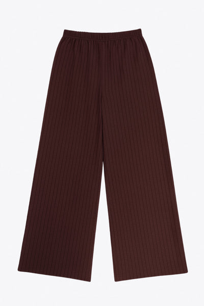 Pantalón de fit fluido, cintura alta con pretina elástica, bolsillos delanteros y detalle de textura en tejido.