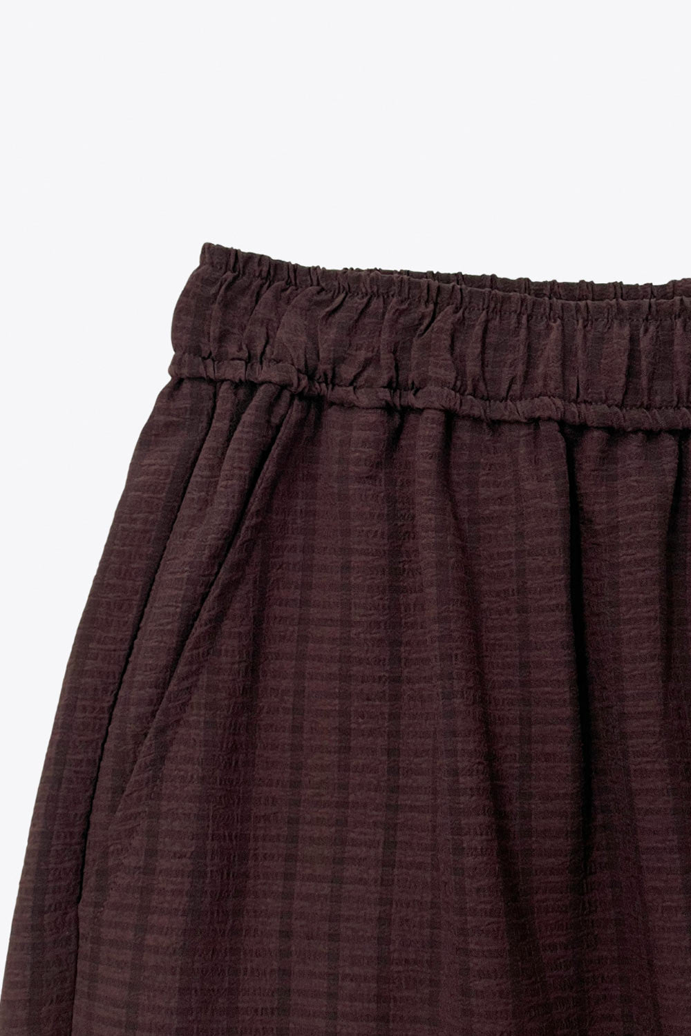 Pantalón de fit fluido, cintura alta con pretina elástica, bolsillos delanteros y detalle de textura en tejido.