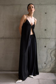 Pantalón fluido de fit wide leg, cintura alta con pretina elástica y bolsillos delanteros.