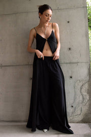 Pantalón fluido de fit wide leg, cintura alta con pretina elástica y bolsillos delanteros.