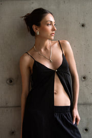 Pantalón fluido de fit wide leg, cintura alta con pretina elástica y bolsillos delanteros.