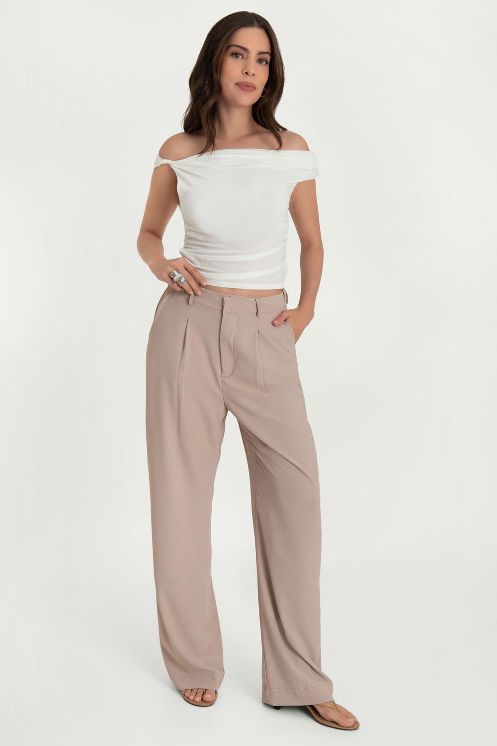 Pantalón fluido de fit wide leg, pinzas frontales, bolsillos delanteros, cintura alta con pretina elástica posterior y trabillas.