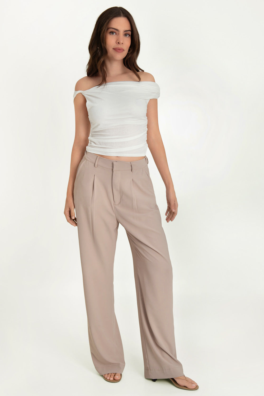 Pantalón fluido de fit wide leg, pinzas frontales, bolsillos delanteros, cintura alta con pretina elástica posterior y trabillas.