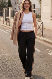 Pantalón fluido de fit recto, cintura media con pretina elástica, bolsillos delanteros, costura frontal y raya lateral decorativa en contraste.