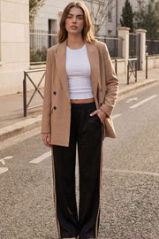 Pantalón fluido de fit recto, cintura media con pretina elástica, bolsillos delanteros, costura frontal y raya lateral decorativa en contraste.