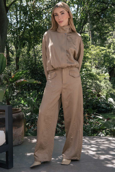 Pantalón fluido de fit wide leg, cintura alta con pretina y trabillas, bolsillos decorativos delanteros y traseros con cartera, costuras frontales decorativas, cierre frontal con botón y cremallera oculta.