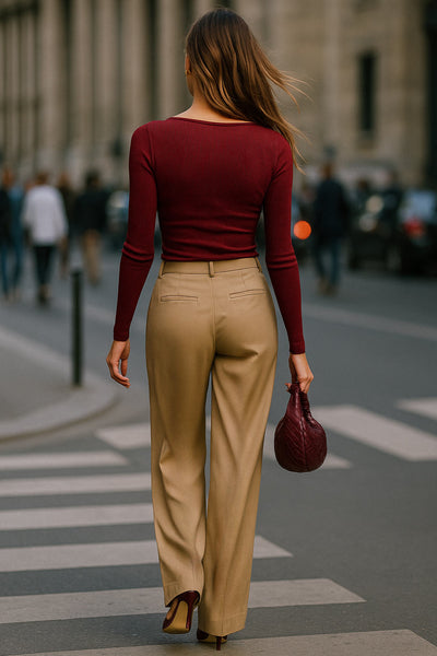 Pantalón fluido de fit wide leg, cintura alta con pretina y trabillas, pinzas frontales, bolsillos delanteros, cierre frontal con botón y cremallera oculta.