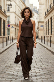 Pantalón fluido de fit recto, bolsillos delanteros, cintura alta con pretina elástica y jareta frontal ajustable.