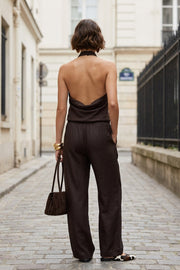 Pantalón fluido de fit recto, bolsillos delanteros, cintura alta con pretina elástica y jareta frontal ajustable.