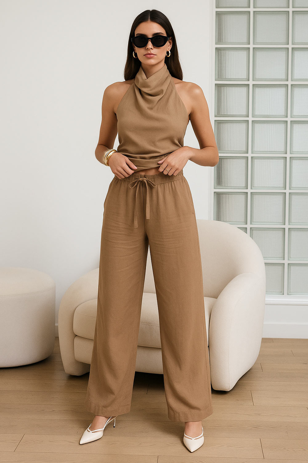 Pantalón fluido de fit recto, cintura alta elástica con jareta frontal ajustable y bolsillos delanteros.