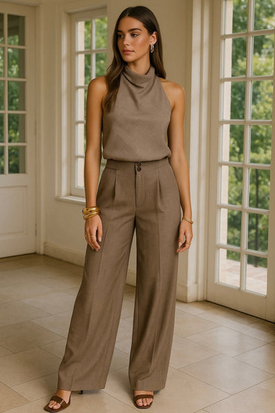 Pantalón fluido de cintura alta con trabillas, fit wide leg, pinzas frontales, bolsillos delanteros y vivos posteriores. Cierre frontal con botón y cremallera oculta.