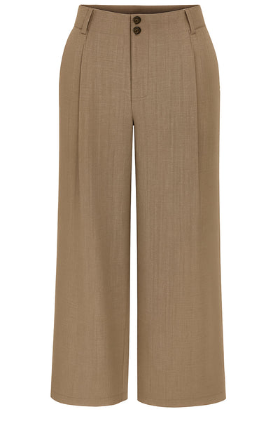 Pantalón fluido de cintura alta con trabillas, fit wide leg, pinzas frontales, bolsillos delanteros y vivos posteriores. Cierre frontal con botón y cremallera oculta.