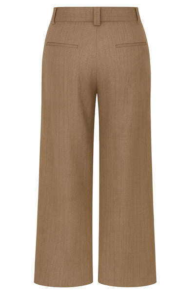 Pantalón fluido de cintura alta con trabillas, fit wide leg, pinzas frontales, bolsillos delanteros y vivos posteriores. Cierre frontal con botón y cremallera oculta.