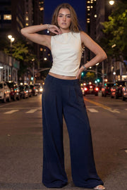 Pantalón fluido de fit wide leg, pinzas frontales, bolsillos delanteros y cintura alta con pretina elástica posterior.