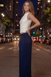 Pantalón fluido de fit wide leg, pinzas frontales, bolsillos delanteros y cintura alta con pretina elástica posterior.