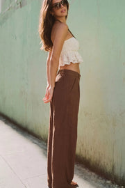 Pantalón fluido de fit wide leg, pinzas frontales, bolsillos delanteros y cintura alta con pretina elástica posterior.