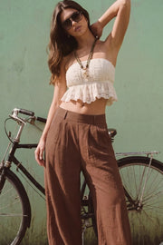 Pantalón fluido de fit wide leg, pinzas frontales, bolsillos delanteros y cintura alta con pretina elástica posterior.