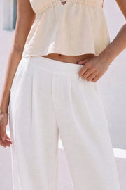 Pantalón fluido de fit wide leg, pinzas frontales, bolsillos delanteros y cintura alta con pretina elástica posterior.