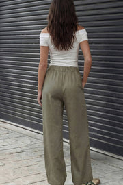 Pantalón fluido de fit wide leg, pinzas frontales, bolsillos delanteros y cintura alta con pretina elástica posterior.