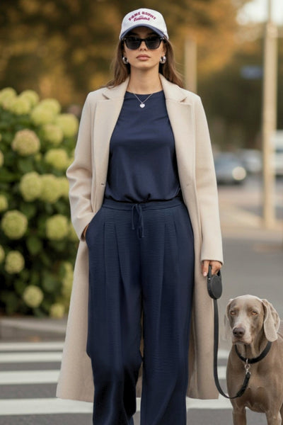 Pantalón fluido de fit wide leg, cintura alta con pretina elástica posterior, pinzas frontales, bolsillos delanteros y jareta frontal ajustable.