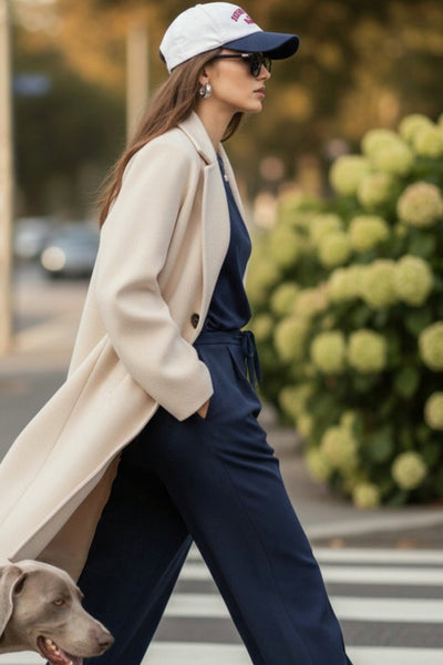 Pantalón fluido de fit wide leg, cintura alta con pretina elástica posterior, pinzas frontales, bolsillos delanteros y jareta frontal ajustable.