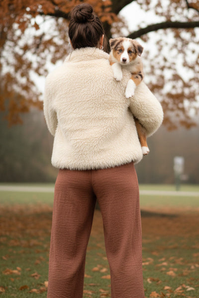 Pantalón fluido de fit wide leg, cintura alta con pretina elástica posterior, pinzas frontales, bolsillos delanteros y jareta frontal ajustable.