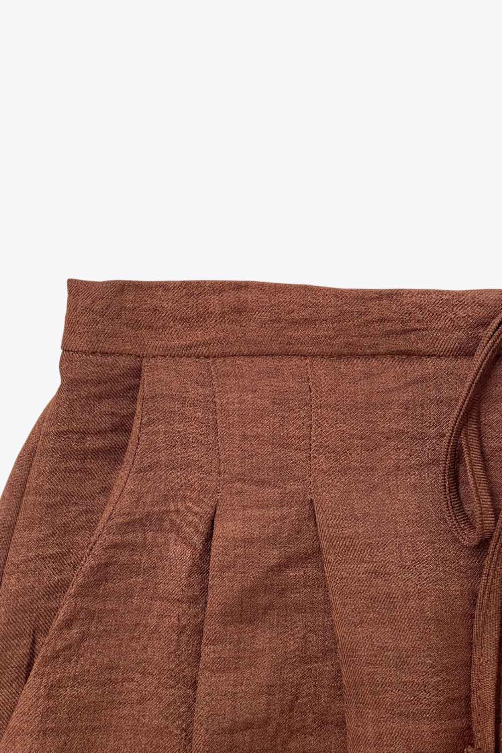 Pantalón fluido de fit wide leg, cintura alta con pretina elástica posterior, pinzas frontales, bolsillos delanteros y jareta frontal ajustable.