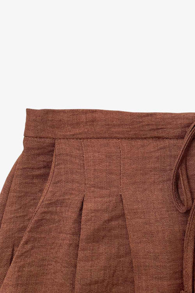 Pantalón fluido de fit wide leg, cintura alta con pretina elástica posterior, pinzas frontales, bolsillos delanteros y jareta frontal ajustable.