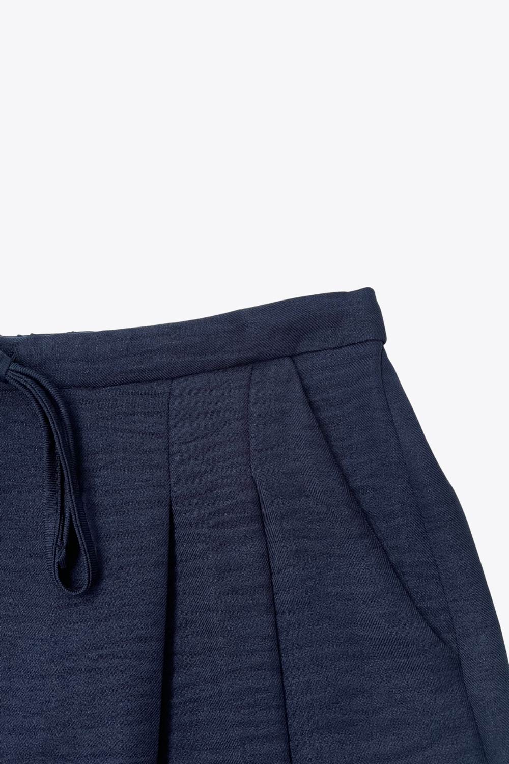 Pantalón fluido de fit wide leg, cintura alta con pretina elástica posterior, pinzas frontales, bolsillos delanteros y jareta frontal ajustable.