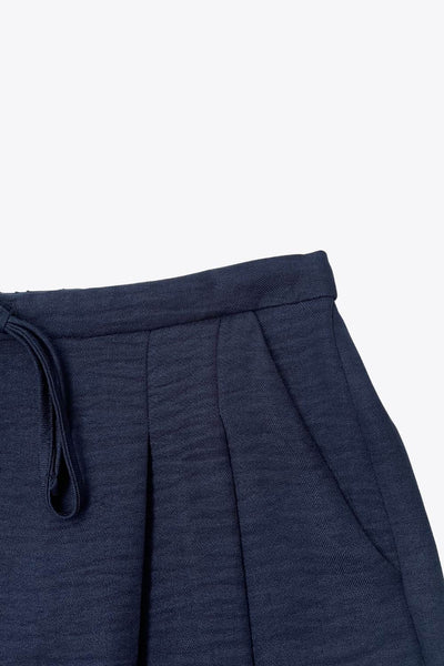 Pantalón fluido de fit wide leg, cintura alta con pretina elástica posterior, pinzas frontales, bolsillos delanteros y jareta frontal ajustable.