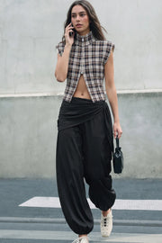 Pantalón de fit balloon, cintura media elástica, bolsillos delanteros, detalle de pareo decorativo con plisados y nudo lateral.