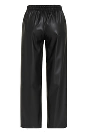 Pantalón de efecto piel, fit wide leg, cintura alta con pretina elástica y bolsillos delanteros.