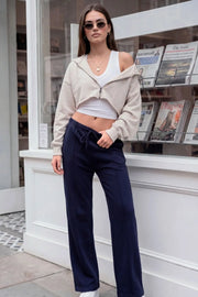 Pantalón de fit wide leg, bolsillos delanteros, detalle de raya frontal, cintura alta con pretina elástica y jareta frontal ajustable.