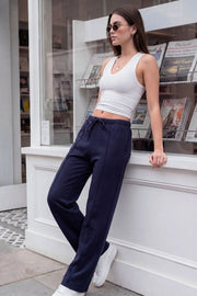 Pantalón de fit wide leg, bolsillos delanteros, detalle de raya frontal, cintura alta con pretina elástica y jareta frontal ajustable.