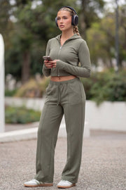 Pantalón de fit wide leg, bolsillos delanteros, detalle de raya frontal, cintura alta con pretina elástica y jareta frontal ajustable.