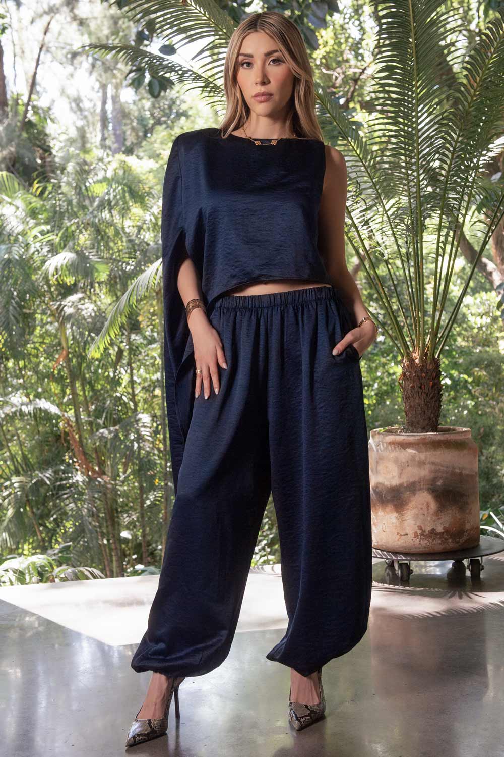 Pantalón fluido de fit jogger, cintura alta con pretina elástica, bolsillos delanteros y rib elástico en bajo.