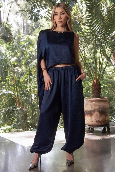 Pantalón fluido de fit jogger, cintura alta con pretina elástica, bolsillos delanteros y rib elástico en bajo.