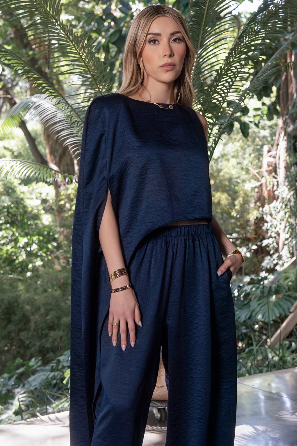 Pantalón fluido de fit jogger, cintura alta con pretina elástica, bolsillos delanteros y rib elástico en bajo.