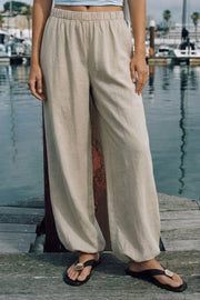 Pantalón fluido de fit jogger, cintura alta con pretina elástica, bolsillos delanteros y rib elástico en bajo.