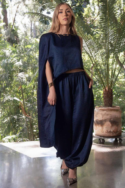 Pantalón fluido de fit jogger, cintura alta con pretina elástica, bolsillos delanteros y rib elástico en bajo.