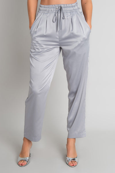 Pantalón jogger satinado de fit recto, pinzas frontales, bolsillos delanteros, cintura alta con pretina elástica y jaret frontal ajustable.