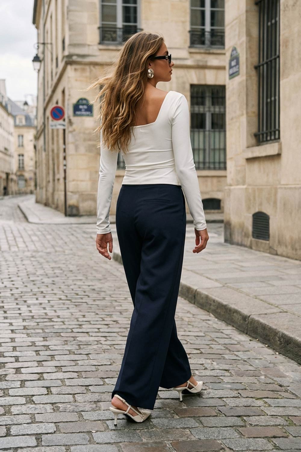 Pantalón de fit wide leg, pinzas frontales, cintura alta y cruce frontal con lazo amarrable lateral. Detalle de vivo posterior.