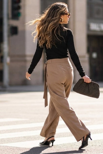 Pantalón de fit wide leg, pinzas frontales, cintura alta y cruce frontal con lazo amarrable lateral. Detalle de vivo posterior.