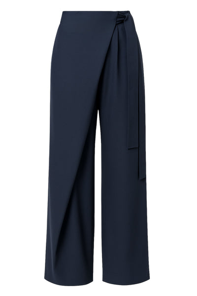 Pantalón de fit wide leg, pinzas frontales, cintura alta y cruce frontal con lazo amarrable lateral. Detalle de vivo posterior.